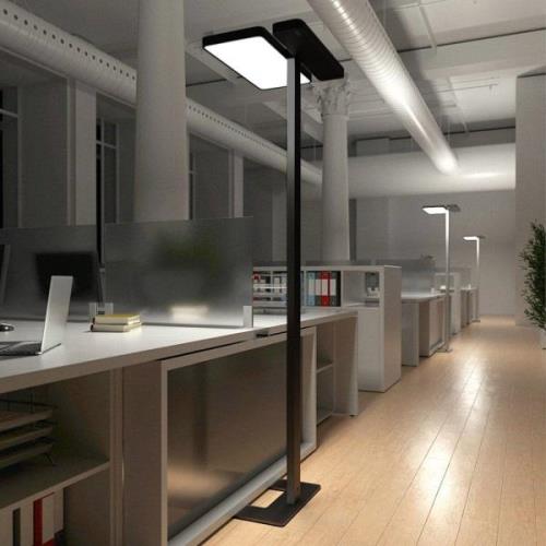 Arcchio Aila LED-gulvlampe til kontoret, sort, dagslyssensor