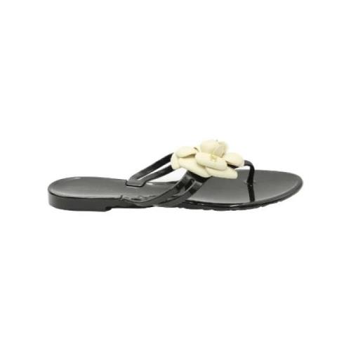 Elegante sorte jelly-sandaler med kamelia-blomsterdetaljer