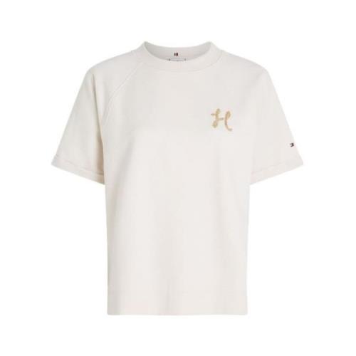 Enkel og elegant T-shirt med korte ærmer og broderet logo