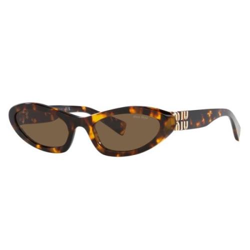 Solbriller med uregelmæssig form, mørkebrune linser og gul logo