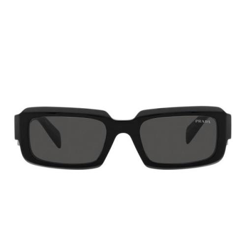 Rektangulære solbriller med sort stel og mørkegrå linser