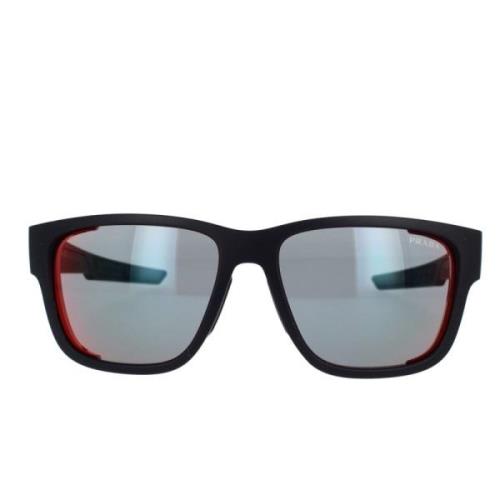 Sporty og stilfulde solbriller med mørkegrå linser