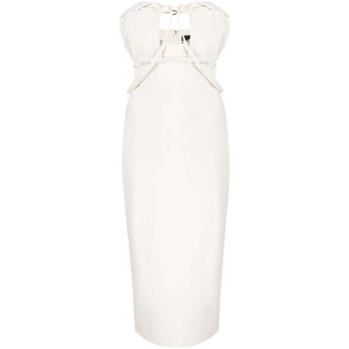 Hvid stropløs kjole med rynket detalje