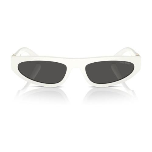 Moderne solbriller med hvidt stel og mørkegrå linser