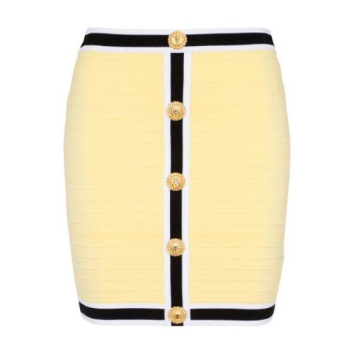 Kort strikket nederdel med knapper