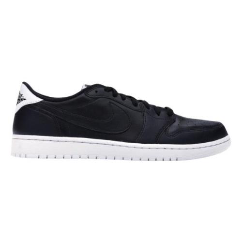 Retro Low Cyber Monday Sneakers