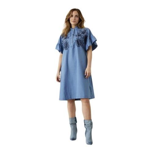 Denim Blue Kjole med Ruffle Detaljer