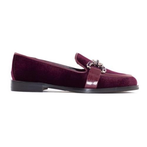 Burgundy Velvet Loafer med Gemstone Detalje