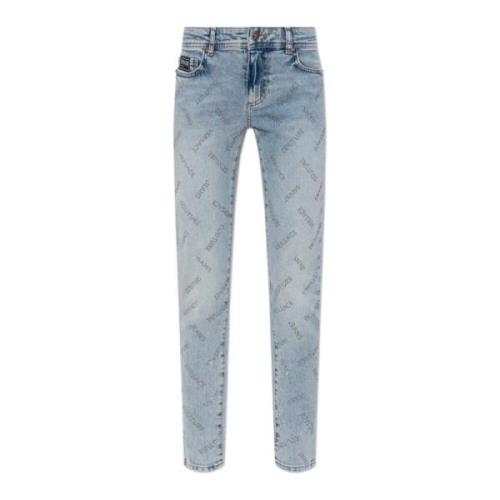 Jeans med skinnende applikationer