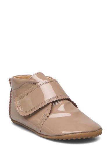 Beginners™ Velcro Scallops Pom Pom Beige