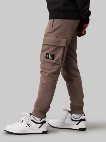 Calvin Klein Badge Relaxed Sweatpants Str 8 - Falcon Bukser hos Magasi...