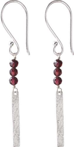 A Beautiful Story Bar Garnet Earrings SP 5cm - Ørehænger hos Magasin