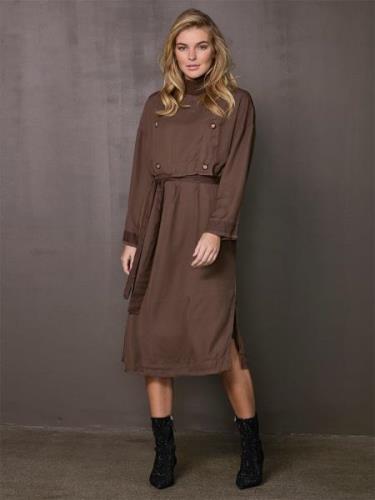 NÜ Denmark Vibeke Dress Kvinde Dark Brown Midi Kjoler Str L - hos Maga...