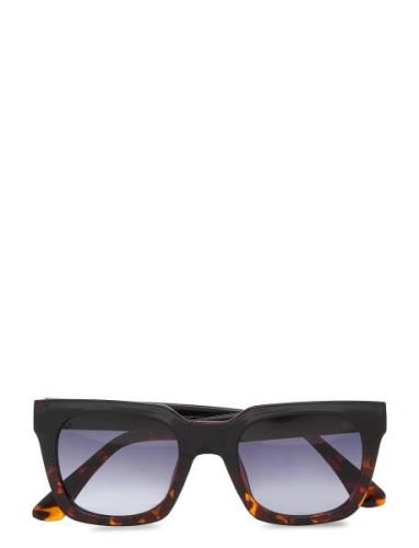 Nancy Accessories Sunglasses D-frame- Wayfarer Sunglasses Black A.Kjær...